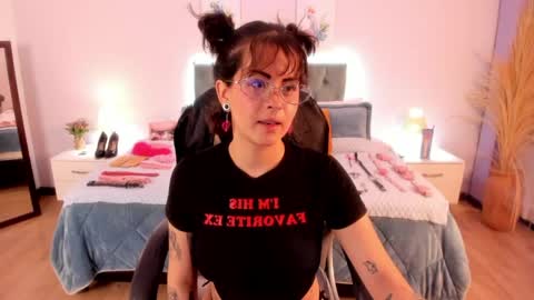 saskia_vellour online show from April 24, 2026, 7:05 pm