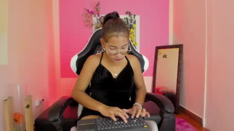 Snapshot of scarlett_lune chatting on May 29, 2026, 8:18 pm scarlett_lune online show from May 29, 2026, 8:18 pm