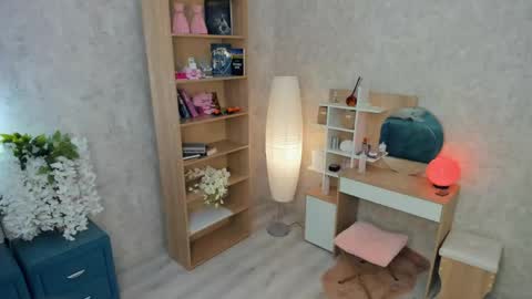 Mia online show from June 4, 2026, 5:02 am