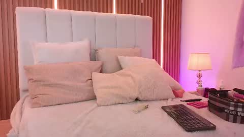 Sensual Kim77 online show from June 15, 2026, 2:03 am