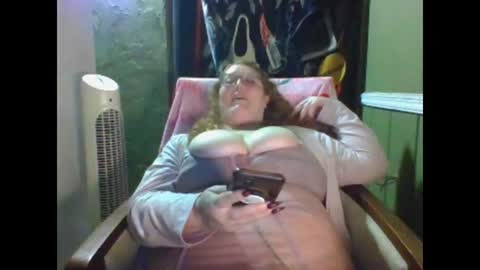Red online show from May 19, 2026, 1:33 am