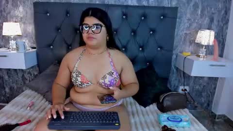 sky_white_ online show from June 22, 2026, 12:02 pm