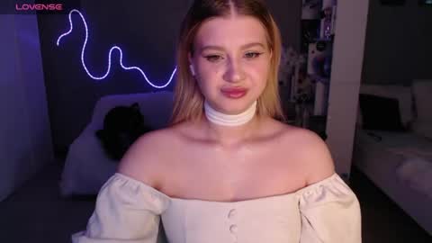 sweet_nicole_333 online show from June 13, 2026, 9:18 am