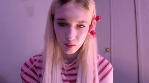 sweetcrystalll online show from August 7, 2026, 9:28 pm