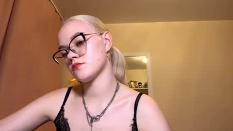 Mia online show from June 15, 2026, 5:04 pm