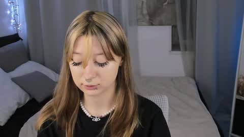 Nyuta Hartmann online show from February 5, 2025, 1:44 pm