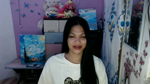 Snapshot of urpreciouspinayxxx chatting on July 23, 2026, 12:35 am hi im kim online show from July 23, 2026, 12:35 am