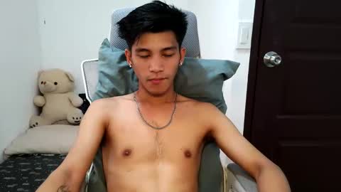 ursweetie_boy online show from April 17, 2026, 7:44 am