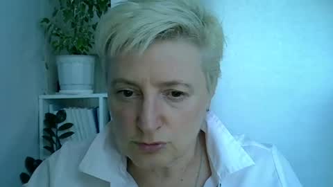 vea_motty online show from June 19, 2026, 2:43 pm