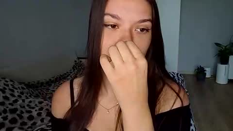 Lina online show from June 19, 2026, 5:23 am