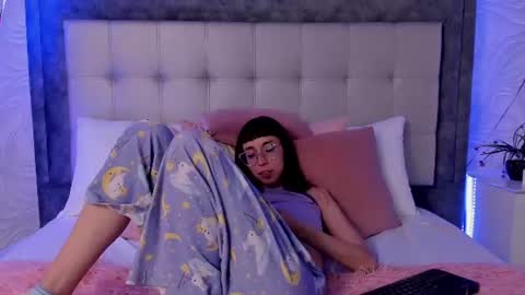 Snapshot of violet_bss chatting on June 30, 2026, 9:54 am Violet online show from June 30, 2026, 9:54 am