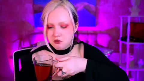 Snapshot of violettwoods chatting on June 11, 2026, 6:44 am Violett online show from June 11, 2026, 6:44 am