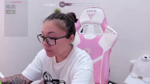 Snapshot of vivien_montclair chatting on July 13, 2026, 12:57 am Vivien online show from July 13, 2026, 12:57 am