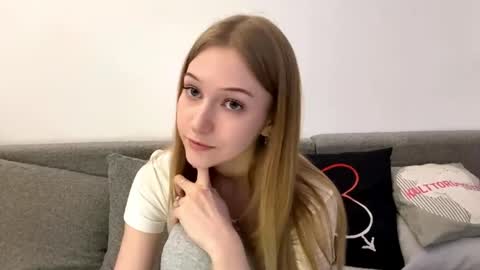 Snapshot of viviennewanko chatting on April 19, 2026, 3:22 pm Kristy online show from April 19, 2026, 3:22 pm