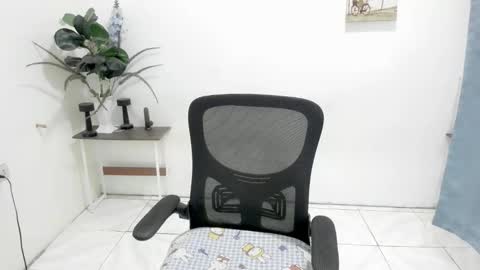 Snapshot of yvonne_s3xy chatting on May 23, 2026, 2:10 pm Yvonne online show from May 23, 2026, 2:10 pm