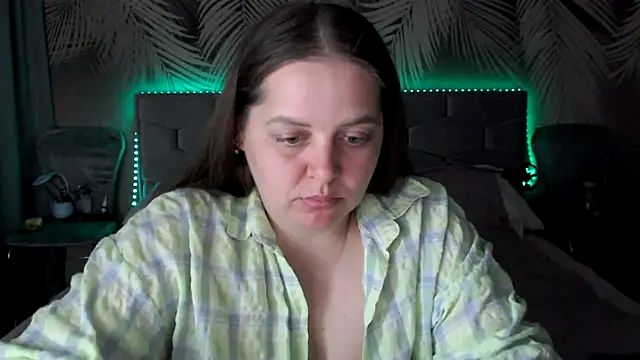 uliastar online show from May 13, 2026, 6:33 am