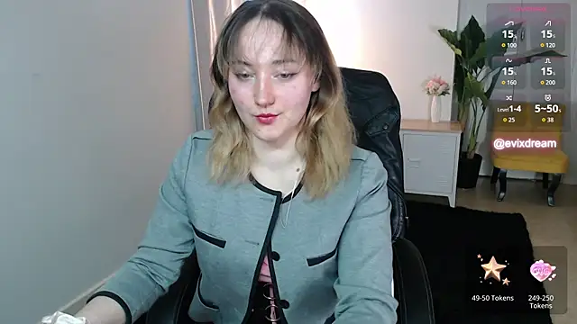 Crystal-dreamt online show from May 2, 2026, 9:03 am