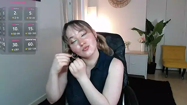 Crystal-dreamt online show from May 31, 2026, 9:27 am