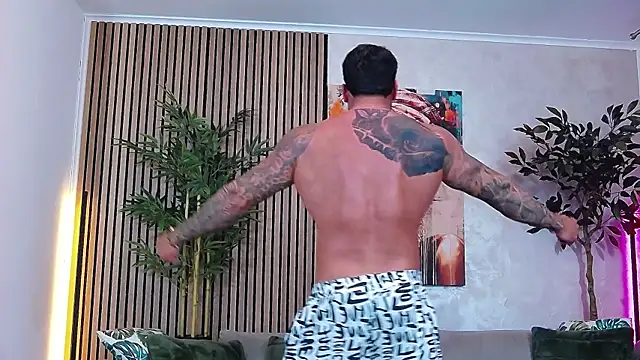 masterkingofmusclee online show from May 18, 2026, 8:14 pm