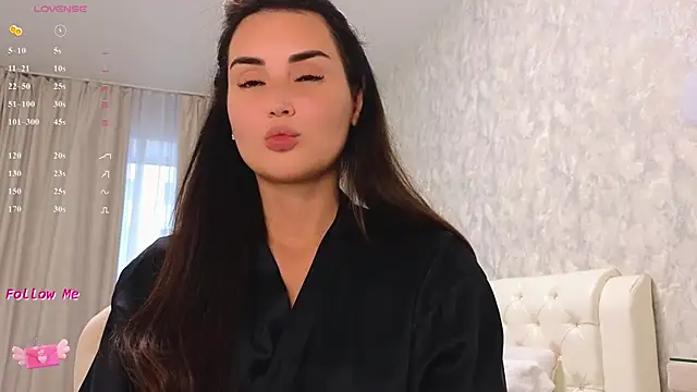 LaraSkinny online show from July 6, 2026, 1:19 pm