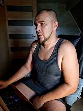 Foxyshaved online show from July 20, 2026, 4:27 am