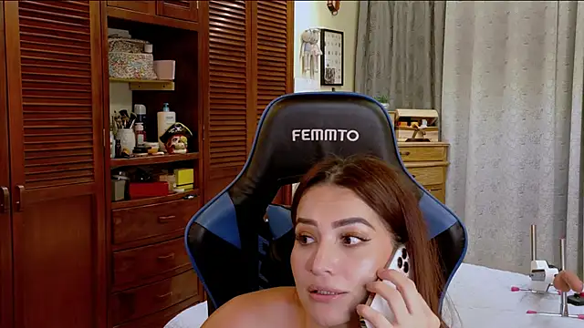 Abrilqueen online show from July 26, 2026, 2:42 am