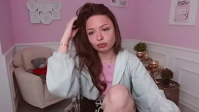LucySkilar online show from April 26, 2026, 4:21 am