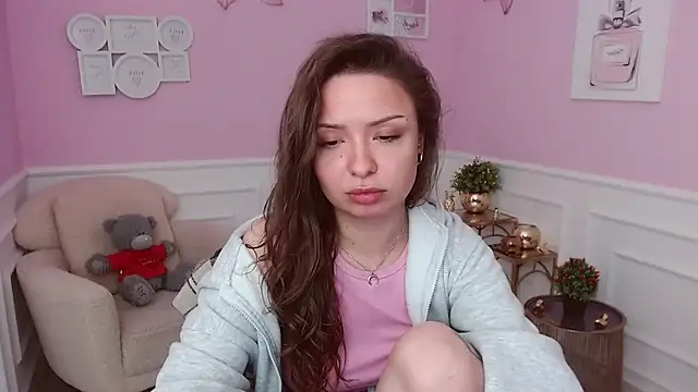LucySkilar online show from May 15, 2026, 4:08 am