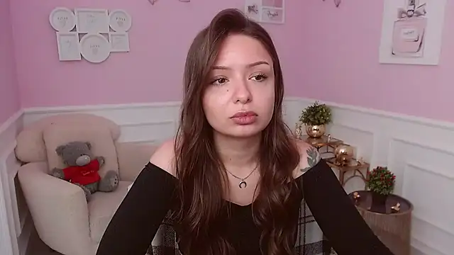 LucySkilar online show from June 7, 2026, 4:38 am