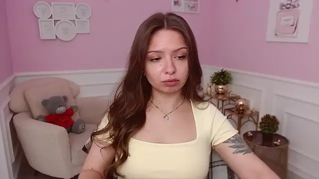 LucySkilar online show from June 12, 2026, 4:22 am