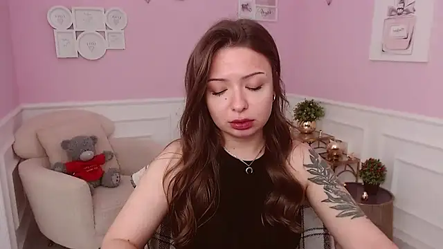 LucySkilar online show from June 29, 2026, 4:19 am