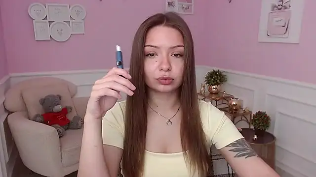 LucySkilar online show from July 3, 2026, 4:19 am