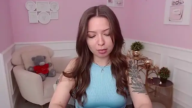 LucySkilar online show from July 9, 2026, 4:16 am