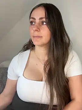 Loella-Rose online show from June 9, 2026, 7:31 am