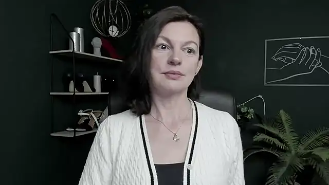 VivianWILD online show from July 7, 2026, 5:10 am
