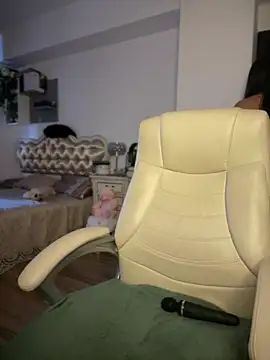 HotXMom online show from July 14, 2026, 6:51 am