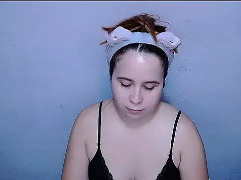 Snapshot of SubLayla01 chatting on May 13, 2026, 6:27 pm SubLayla01 online show from May 13, 2026, 6:27 pm