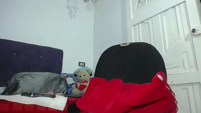 Squirter pussybomb online show from August 6, 2026, 4:36 am