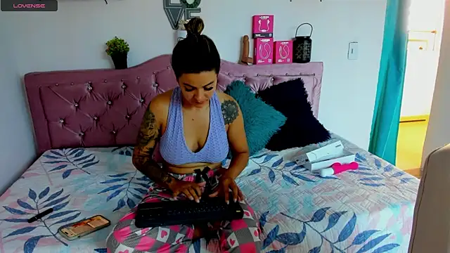 mia bigtits17 online show from July 18, 2026, 4:44 pm