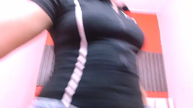 VeronicaRobles online show from June 25, 2026, 6:23 pm