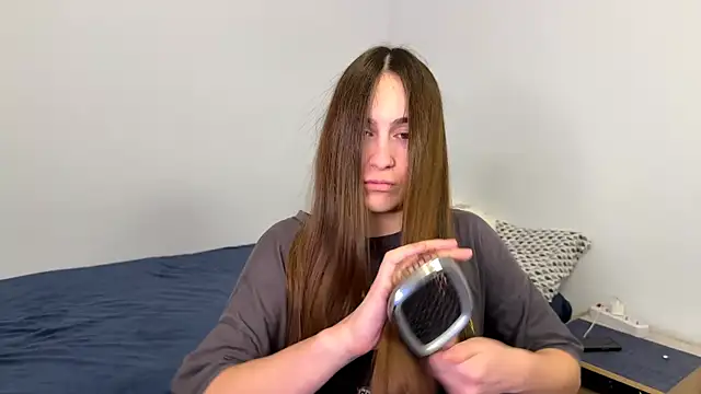 AliceKolltt online show from April 23, 2026, 7:49 pm