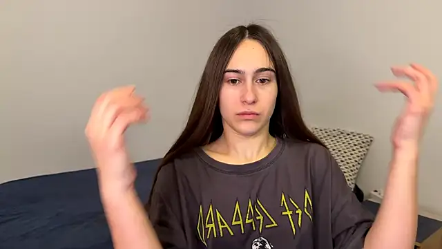 AliceKolltt online show from May 1, 2026, 9:30 pm