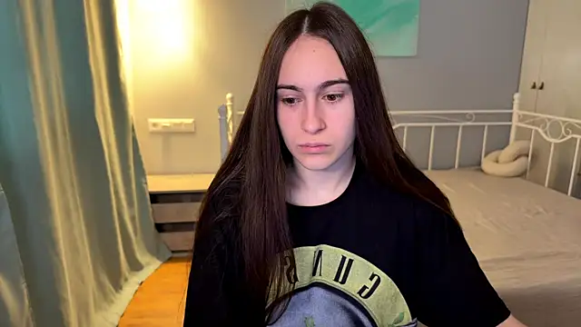 AliceKolltt online show from June 25, 2026, 12:42 pm