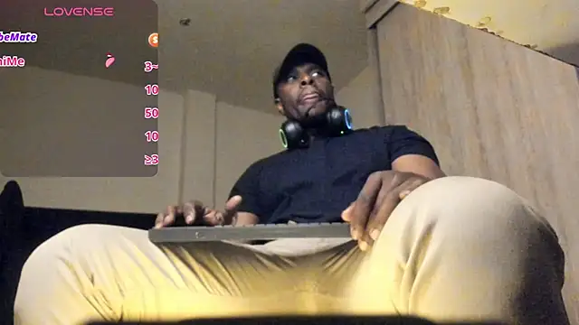 Snapshot of thomas_santtos1 chatting on July 18, 2026, 4:05 am thomas santtos1 online show from July 18, 2026, 4:05 am
