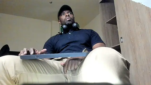 Snapshot of thomas_santtos1 chatting on July 24, 2026, 4:21 am thomas santtos1 online show from July 24, 2026, 4:21 am