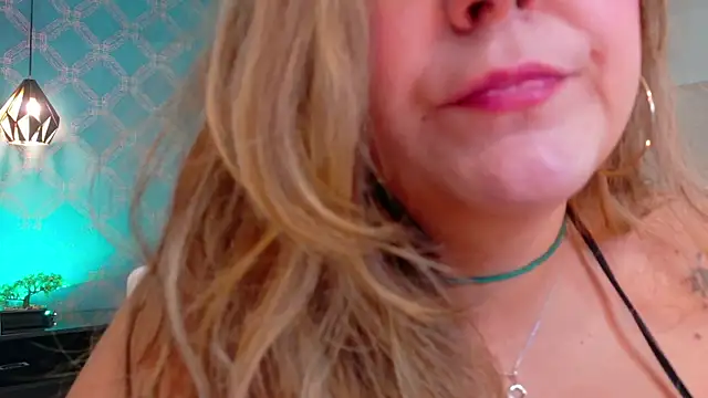 AmbarRoberts  online show from June 15, 2026, 1:13 pm