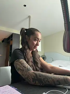 Snapshot of emiliasommer chatting on June 17, 2026, 12:29 pm emiliasommer online show from June 17, 2026, 12:29 pm