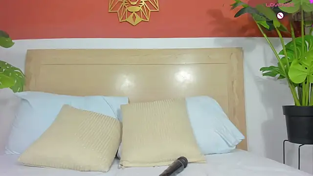 lili cardenas  online show from July 5, 2026, 4:41 am