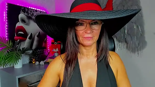 HelenLuxx online show from July 24, 2026, 12:47 pm