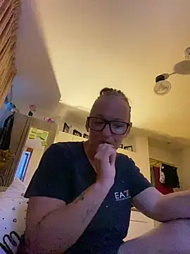KikiDenhaag online show from July 5, 2026, 3:13 am